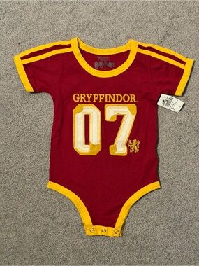 NWT Gryffindor Infant Bodysuit in Burgandy & Gold - 18months